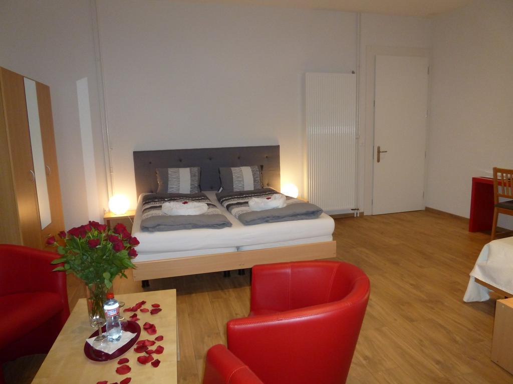 Hotel Garni Villa Carmen ลาเนอเวอวีลล์ ภายนอก รูปภาพ